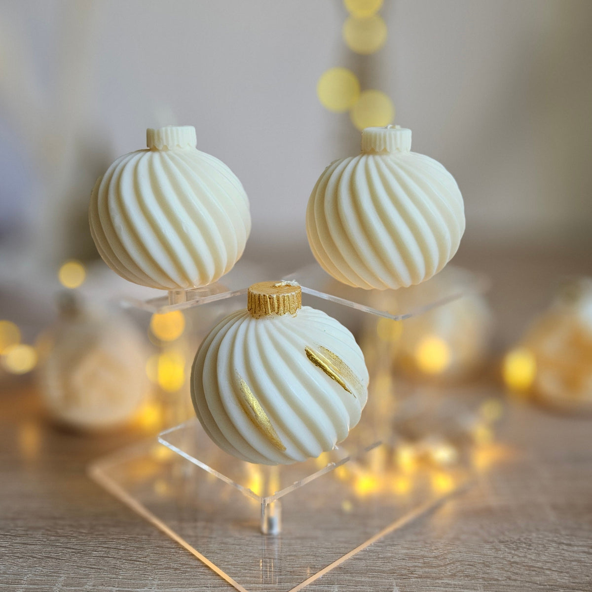 Weihnachtsbaumkugel Spirale aus Sojawachs – mit & ohne Goldverzierung
