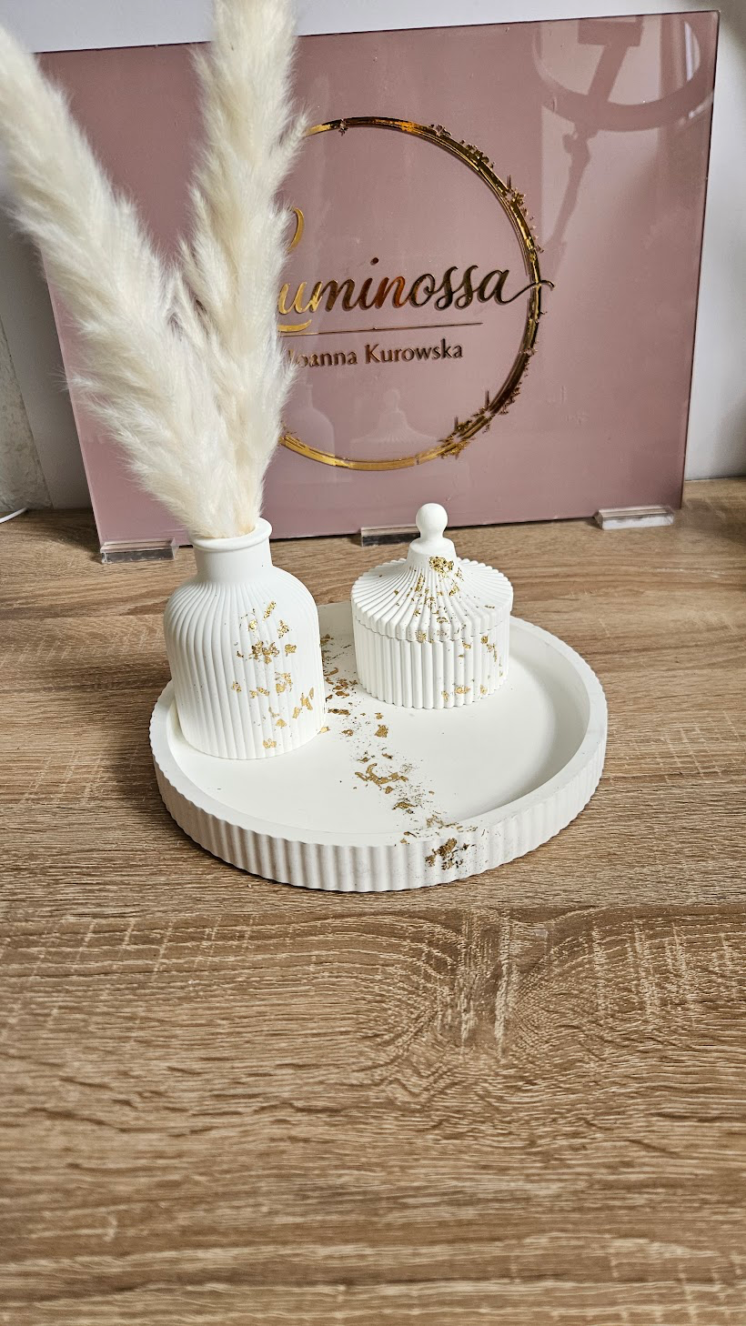 Gips-Deko-Set mit Goldverzierung – Tablett, Vase, Dose und Pampasgras