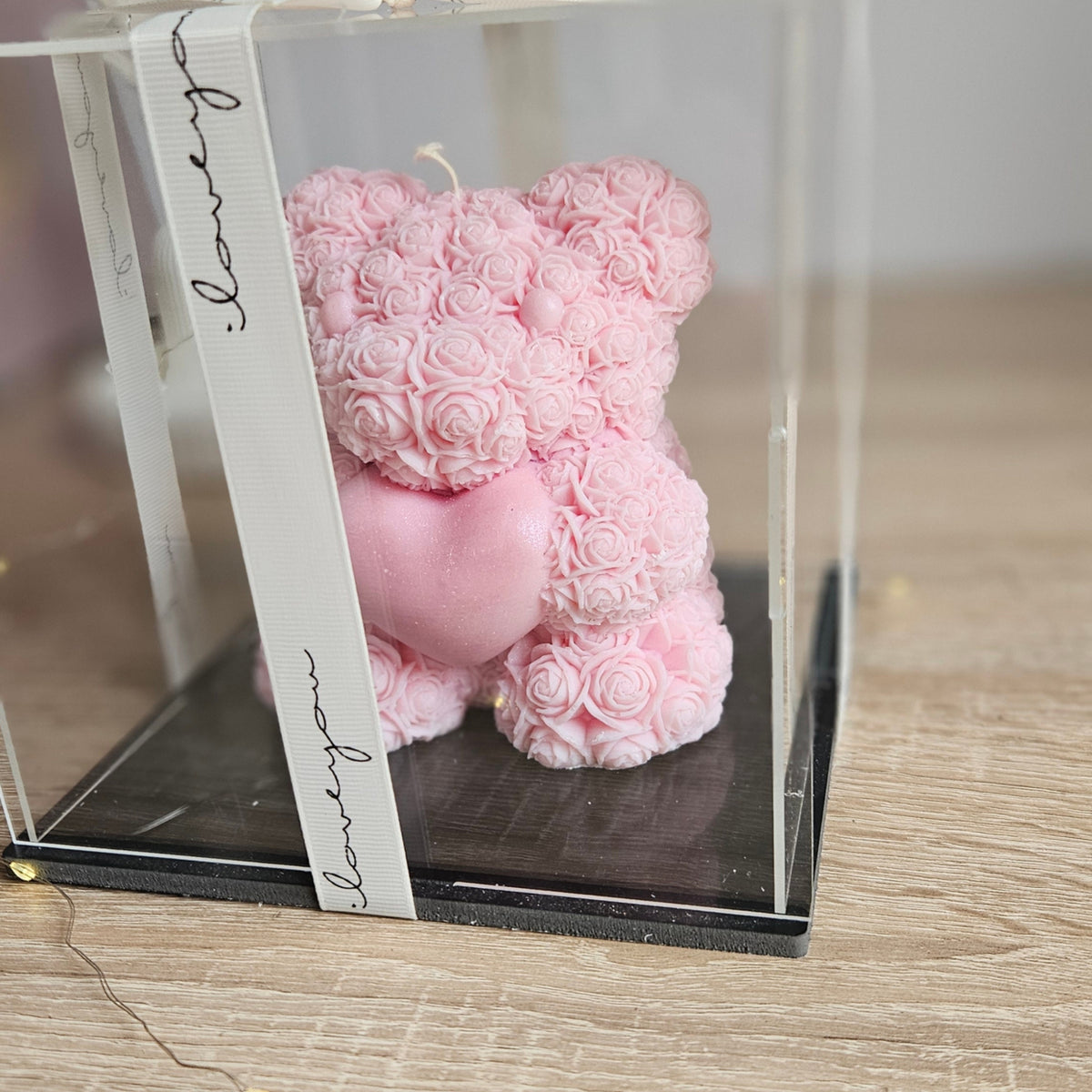 Rosenbär aus Sojawachs – Geschenk in Acrylbox
