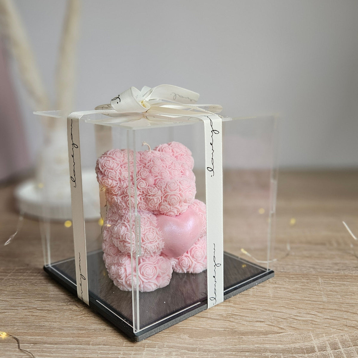 Rosenbär aus Sojawachs – Geschenk in Acrylbox